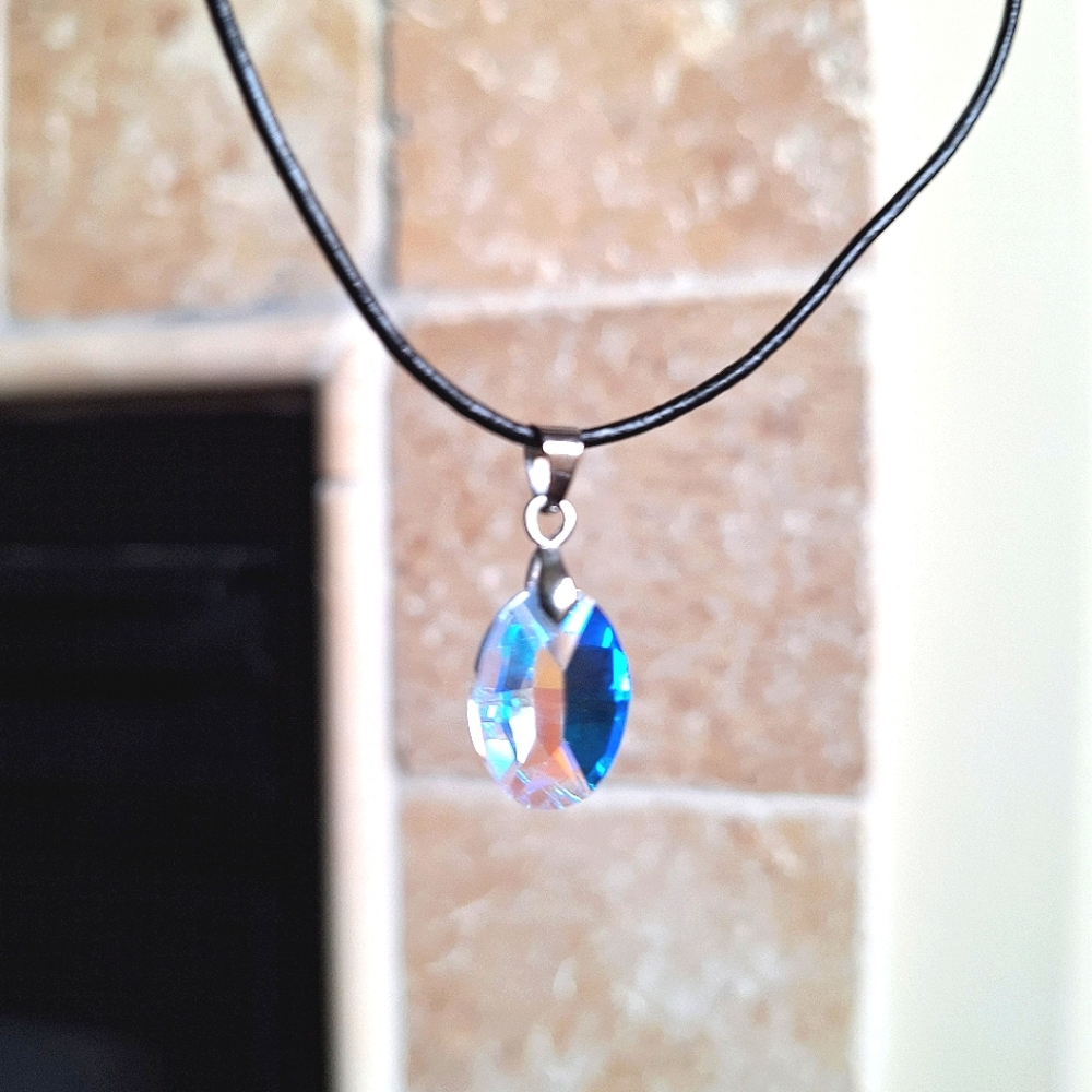 NWOT Elegant Crystal Pendant Necklace